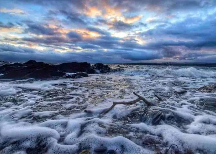 Beautiful Spacious Old Schoolhouse With Stunning Sea Views And Beach Nearby