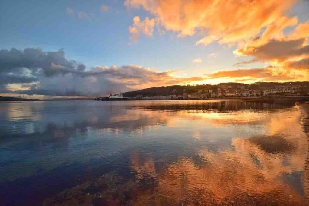 Beautiful Spacious Old Schoolhouse With Stunning Sea Views And Nearby Port Bannatyne